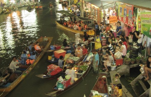 March� flottant pr�s de Bangkok : Ampawa