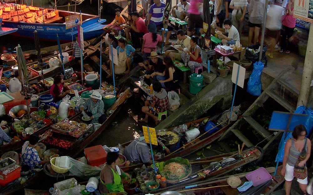 Le long du canal (klong) du marché flottant d'Ampawa