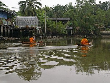 Moine sur un canal près de Bangkok