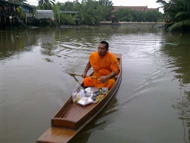 Moine sur un khlong près du marché flottant d'Amphawa