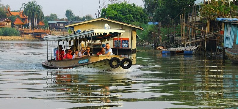 en bateau dans la campagne d'Ayuthaya