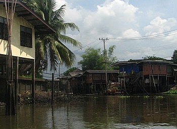 Maisons traditionnelles thai sur pilotis