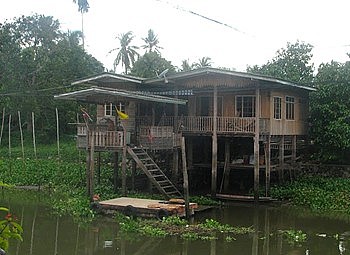 Maisons traditionnelles thai sur pilotis