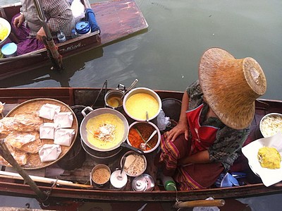 Barque sur le marché flottant