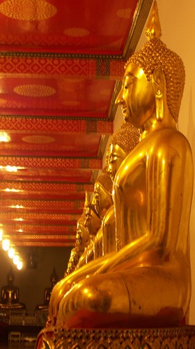 Boudhas du Wat Pho de Bangkok de nuit