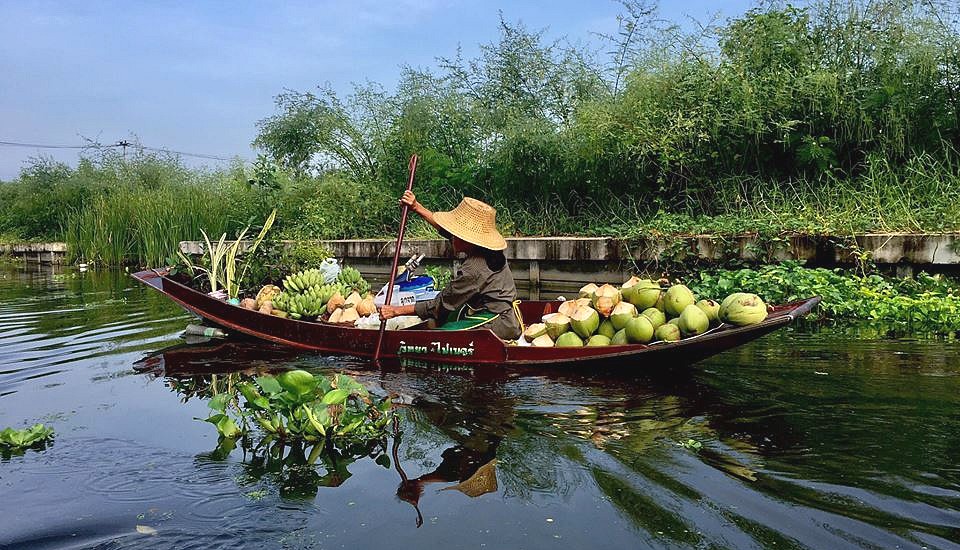 Marchande au marché flottant de Ta Kla.