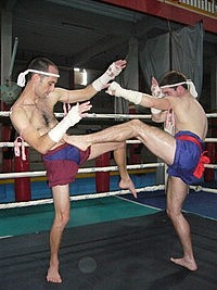 boxeurs thai en entrainement au combat