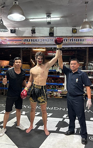 Victoire au combat de boxe thaï en Thaïlande à Chiang Mai avec combattant français amateur
