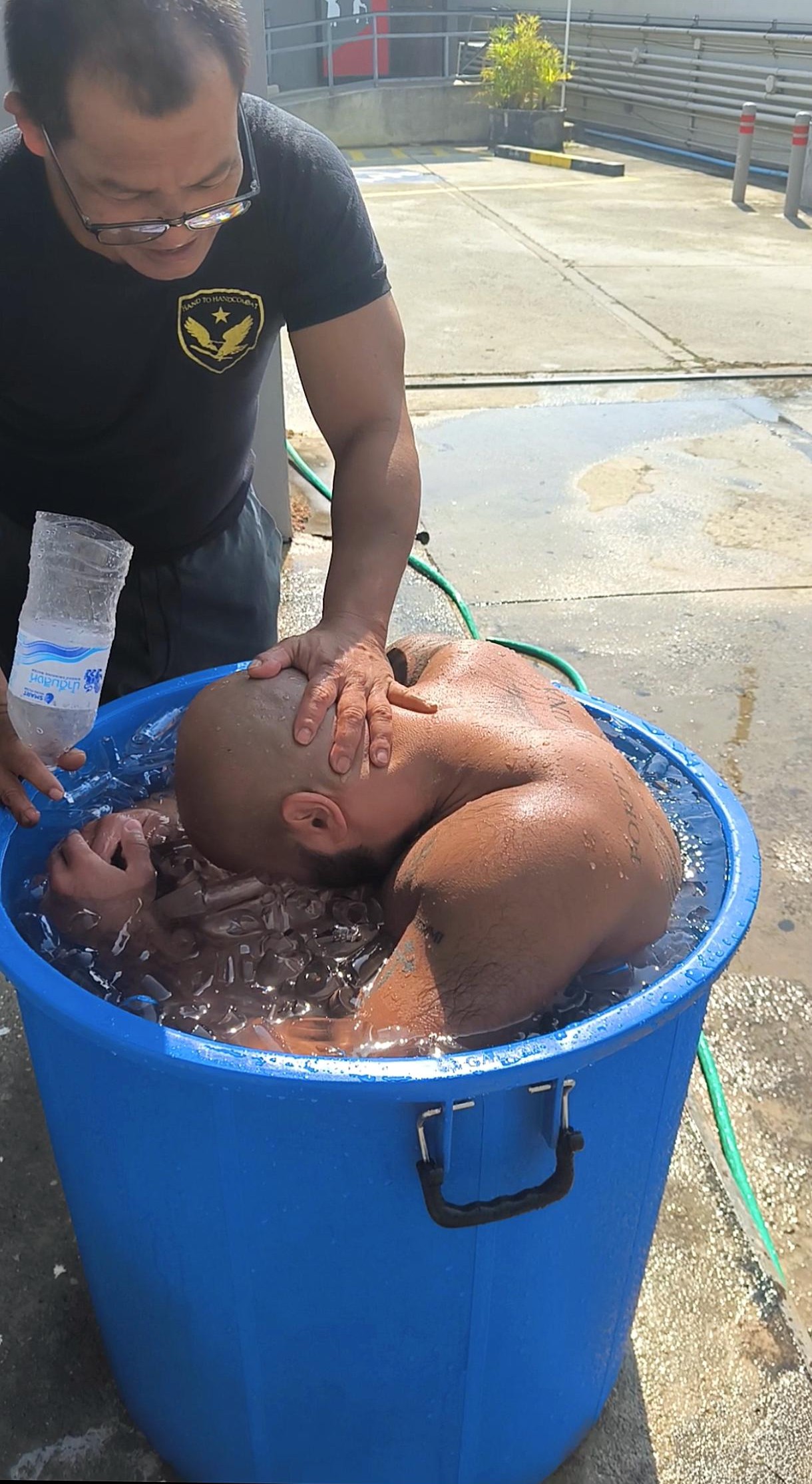 Bain glacé lors d'un stage de boxe thai en Thaïlande
