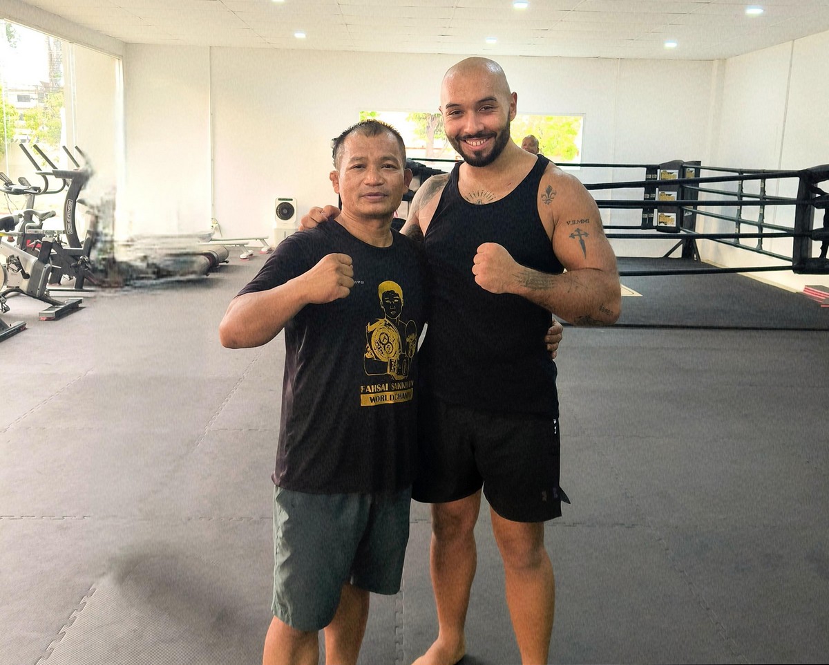 Scotty souhaitant perdre du poids à un stage de boxe thai en Thaïlande
