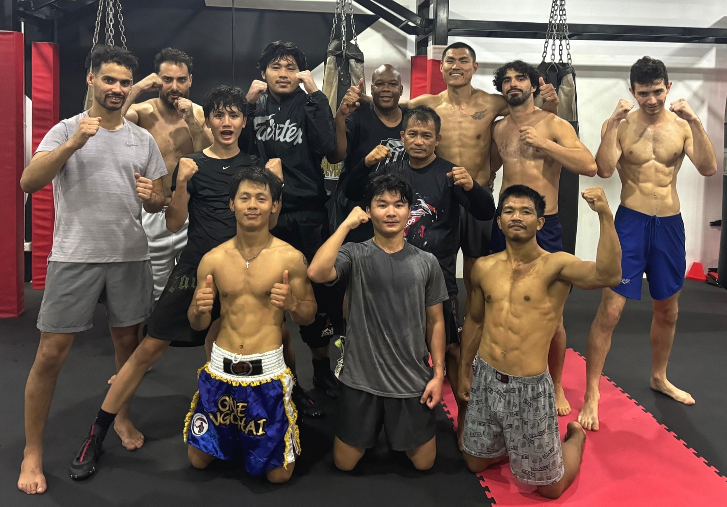 Samy souhaitant perdre du poids à un stage de boxe thai en Thaïlande