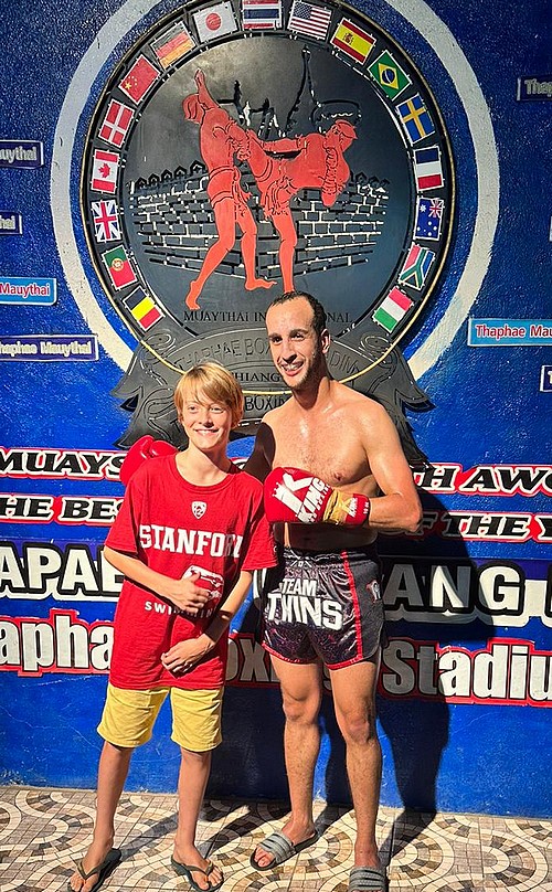 Victoire au combat de boxe thaï en Thaïlande à Chiang Mai avec combattant français amateur