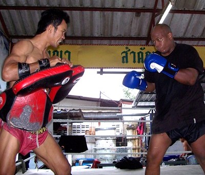 Christian avec un entraineur Thaïlandais du camp de boxe thai à Chiang Mai