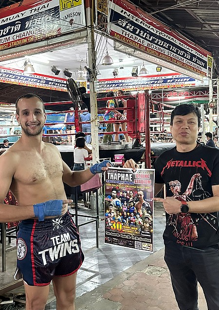 Affiche de combat de boxe thai à Chiang Mai avec combattant français amateur