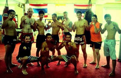 Flora et Victor, et les autres stagiaires, avec les entraineurs Thaïlandais du camp de boxe thai à Chiang Mai