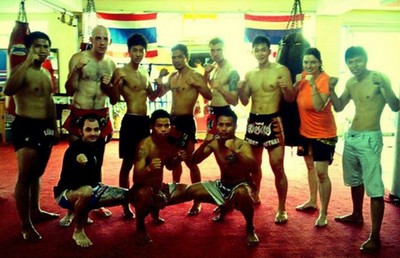 Flora et Victor, 
				et les autres stagiaires, avec les entraineurs Thaïlandais du camp de boxe thai à Chiang Mai