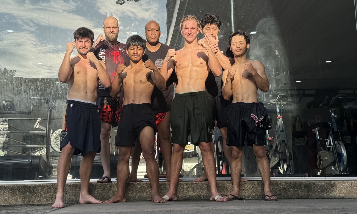 Stagiaires de boxe thaï après l'entrainement à Chiang Mai en Thaïlande