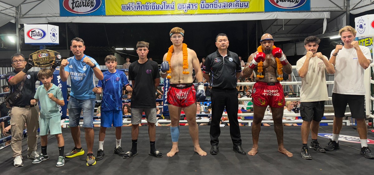 Stagiaires de boxe thaï après l'entrainement à Chiang Mai en Thaïlande