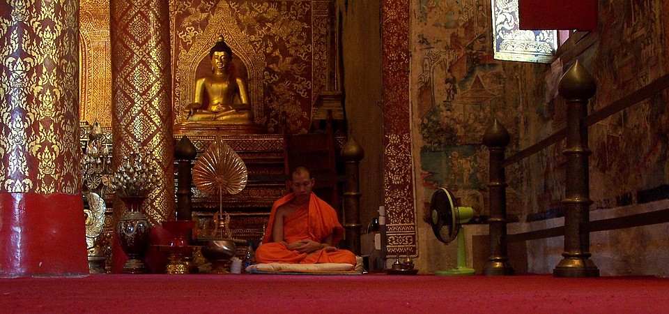 Moine méditant dans un temple de Chiang Mai