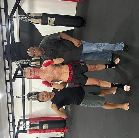 Stagiaire de boxe thaï avec entraineur après l'entrainement à Chiang Mai en Thaïlande