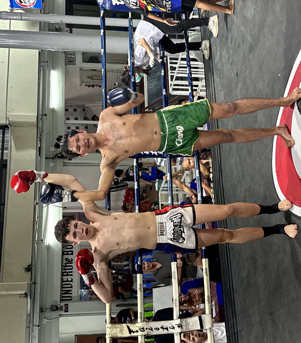 Combat amateur de boxe thai à Chiang Mai en Thaïlande