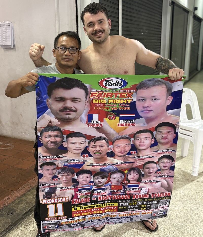 Combat débutant de boxe thai à Chiang Mai en Thaïlande