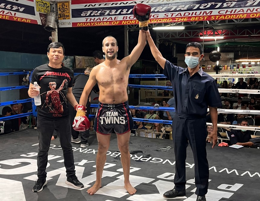 Victoire au premier combat de boxe thaï en Thaïlande