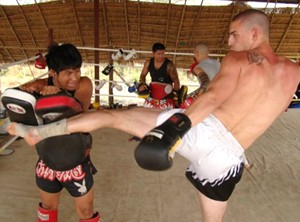 entraineur de boxe thai et son nuak muay