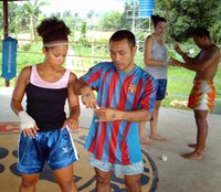 instructeur de boxe thai et son élève