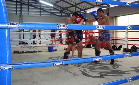 camp d'entrainement au muay thai moderne, à Bangkok