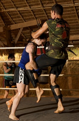 instructeur de boxe thai et son �l�ve