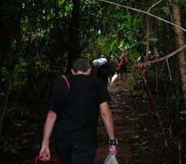 Mont�e au camp de muay thai dans les collines � travers la jungle