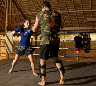 Entrainement au muay thai dans la campagne Thailandaise