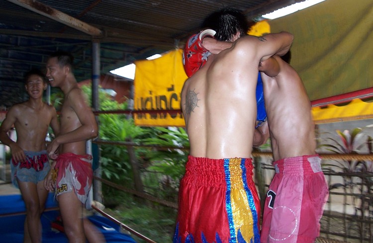 Corps � corps en boxe thai