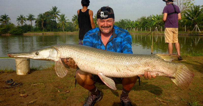 Pêche d'un alligator gar au lac Kampaeng Sen en Thaïlande