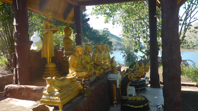 Temple avec vue sur le lac Srinakarin