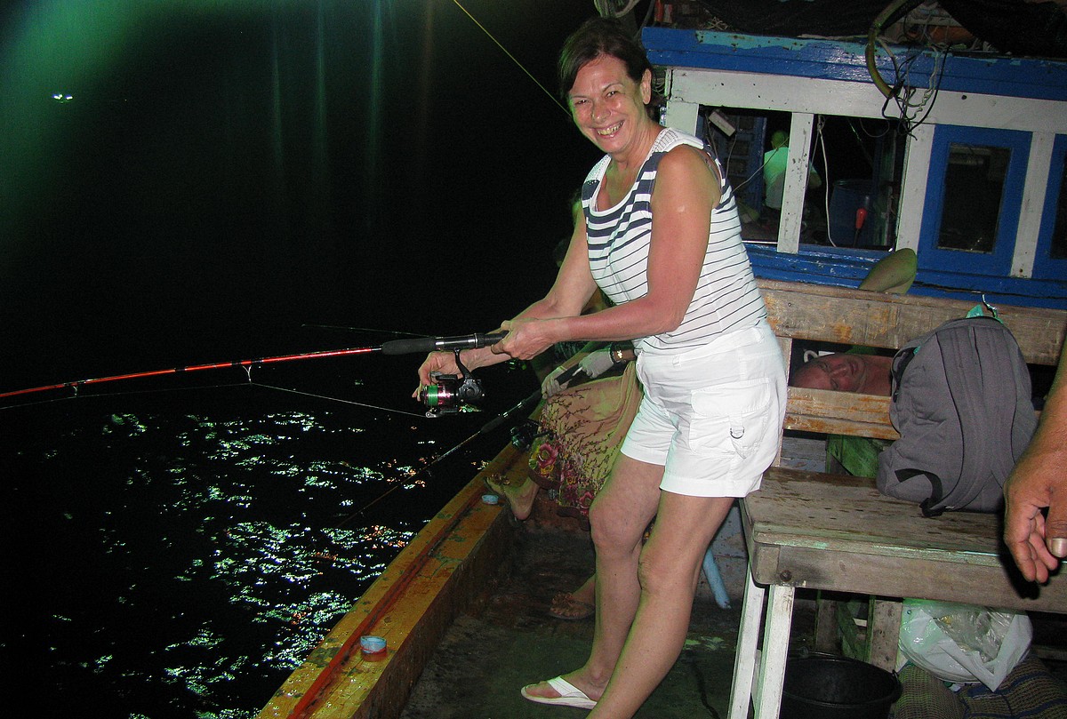 Pêche en bateau aux calamars en nocturne en Thaïlande
