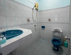 Toilettes et douche de resort en Thaïlande