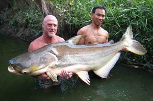 Peche au gros en lac en Thaïlande près de Bangkok