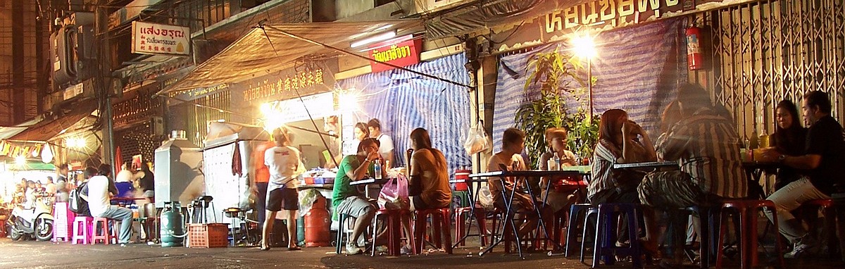 Cuisine de rue la nuit à Bangkok