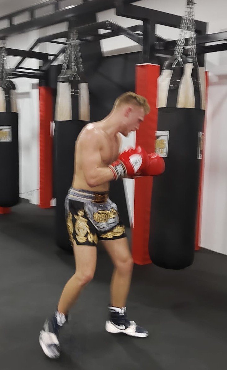 Travail du sac en entrainement de boxe anglaise à Chiang Mai, Thaïlande