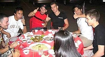 Repas entre élèves du cours de boxe thai à Bangkok