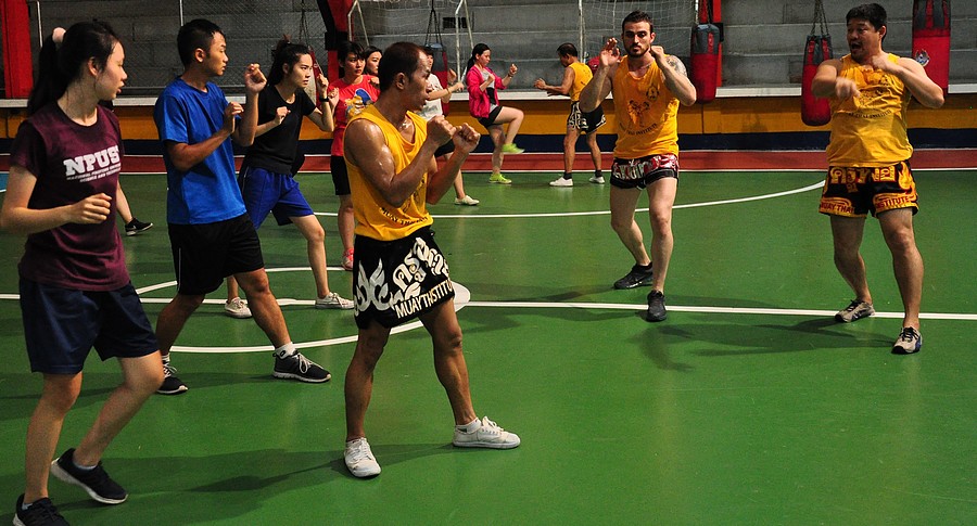 Entrainement aux gestes techniques muay thai à Bangkok