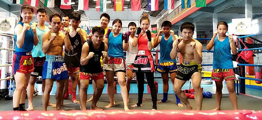 Groupe de nak muay en stage à Bangkok