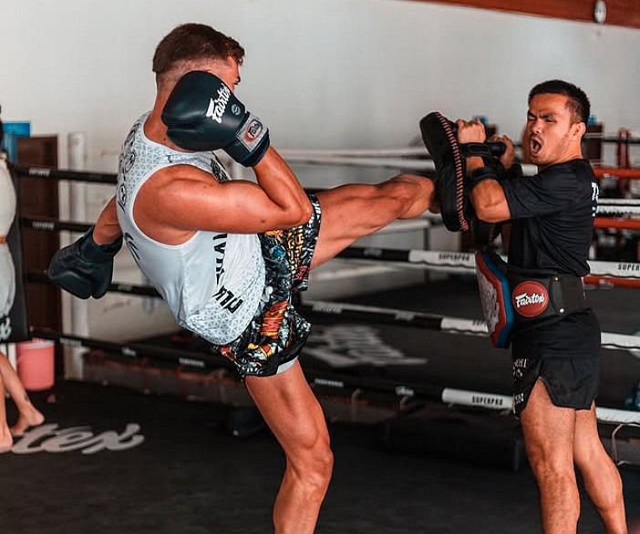 gymnase d'entrainement à la boxe thai en Thailande, en bord de mer