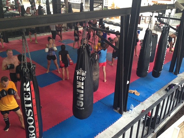 entraînement au muay thai en bord de mer