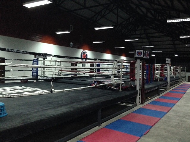 gym d'entraînement au muay thai en bord de mer