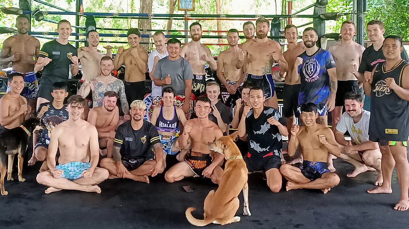 Boxeurs stagiaires et entraineurs de muay thai