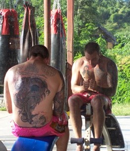 Entrainement au muay thai dans la campagne Thailandaise