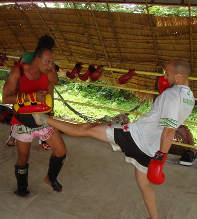 entraineur de boxe thai et son nuak muay Krim